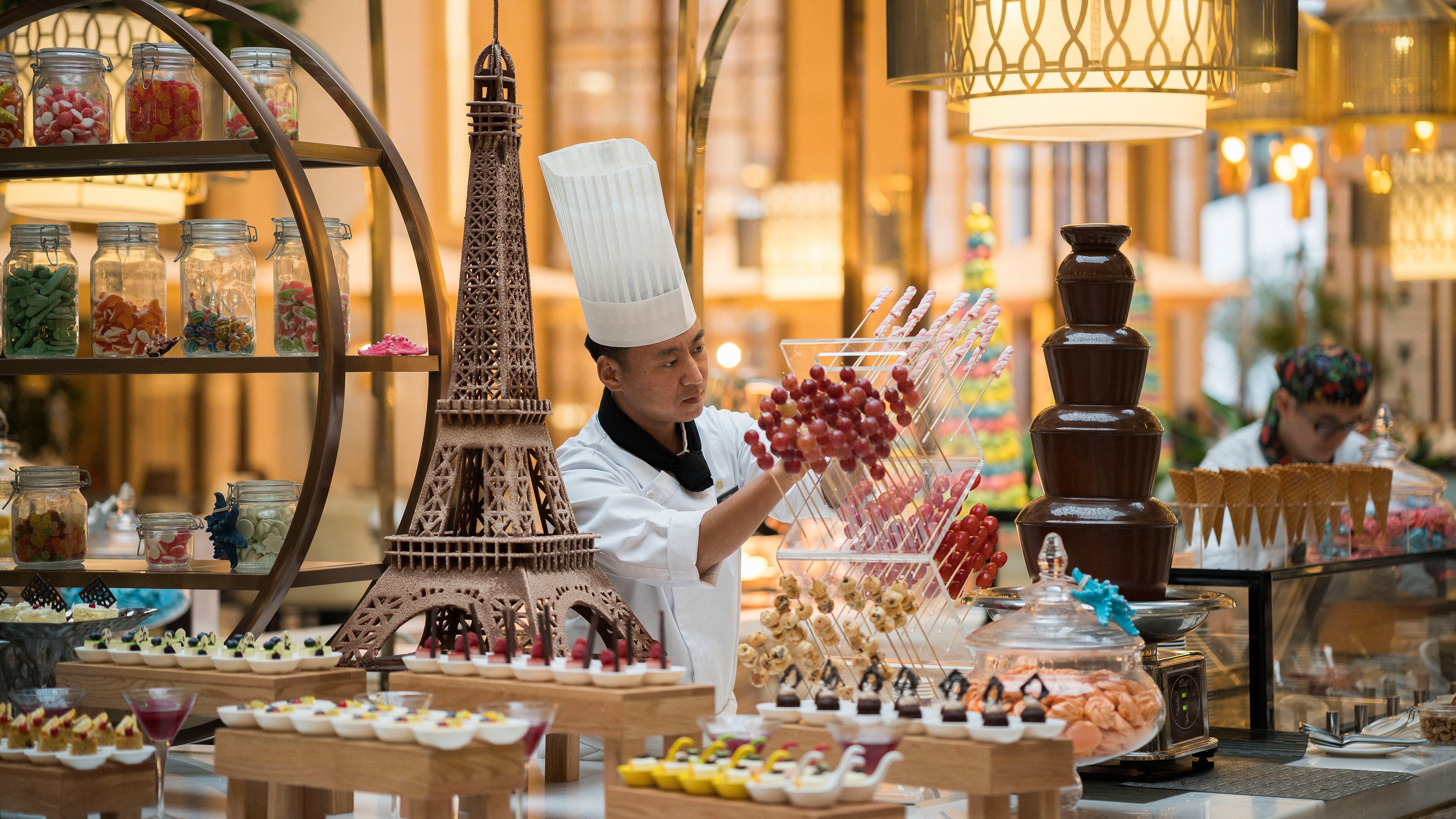 2 间餐厅，供应早餐、午餐和晚餐，中国菜