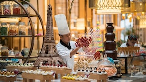 2 restaurants servant le petit déjeuner, spécialités Cuisine chinoise