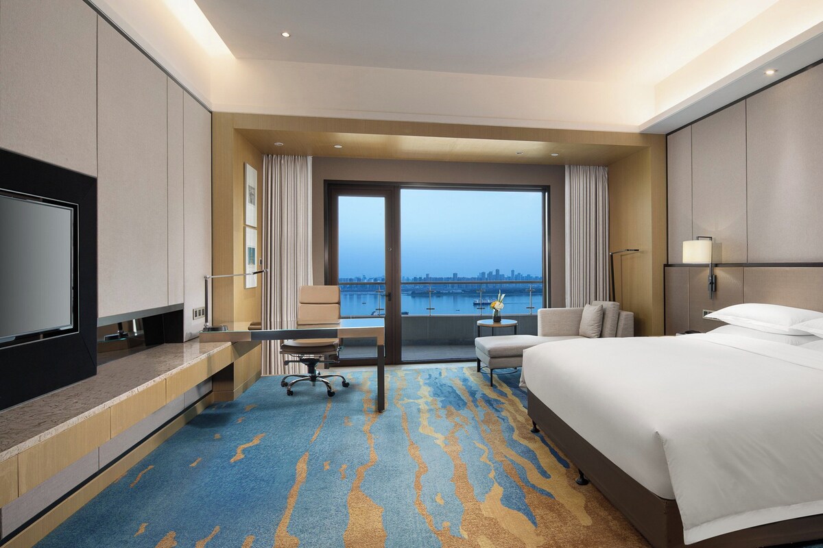 1 bedroom, premium bedding, minibar, in-room safe