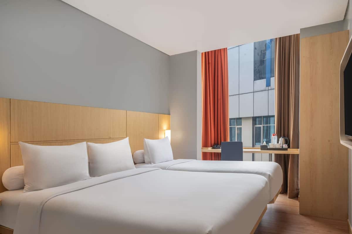 Habitación estándar, varias camas | Caja fuerte, escritorio, espacio para trabajar con un portátil