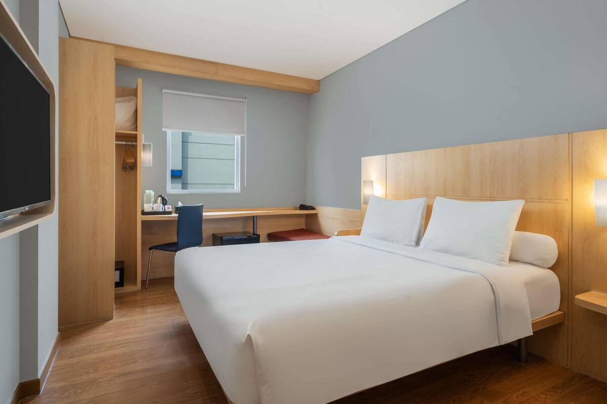Quarto standard, 1 cama de casal | Cofres nos quartos, escrivaninha, espaço de trabalho para notebook