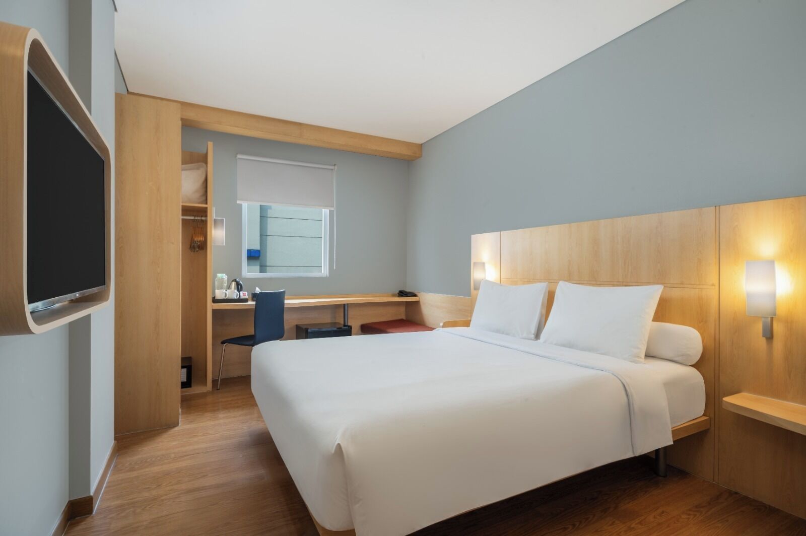 Standard Room, 2 Single Beds | In-room safe, desk, laptop workspace, blackout curtains
