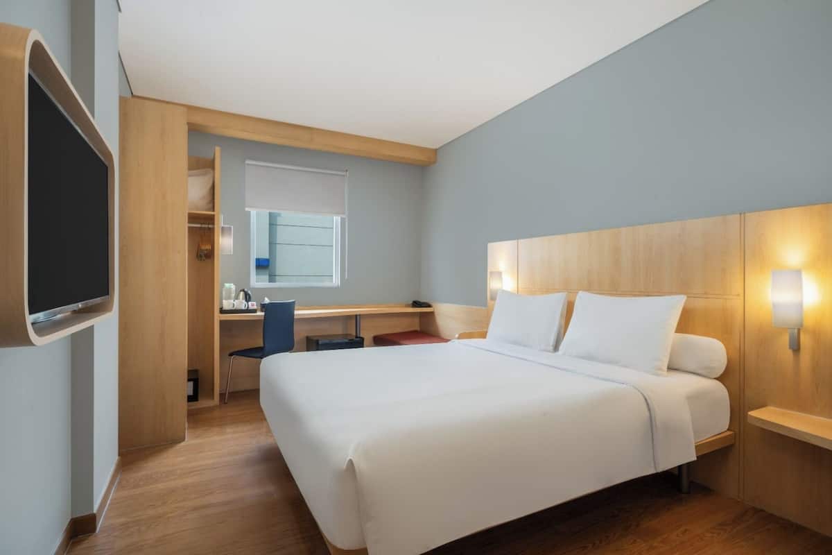 Standard Room, 2 Twin Beds | In-room safe, desk, laptop workspace, blackout drapes