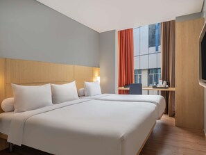 In-room safe, desk, laptop workspace, blackout drapes - ibis Jakarta Senen (Jakarta)