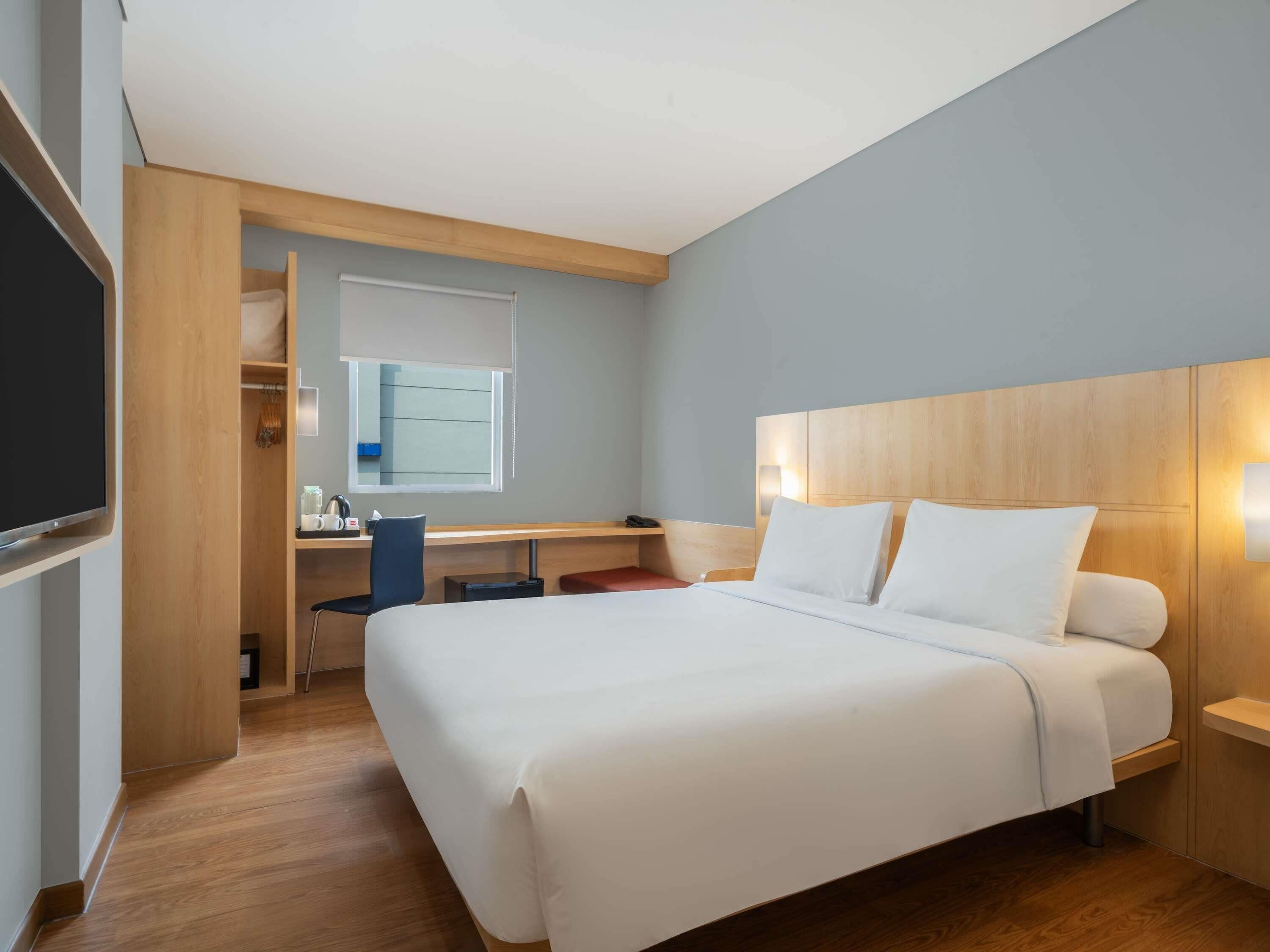 Standard Room, 1 Double Bed | In-room safe, desk, laptop workspace, blackout drapes