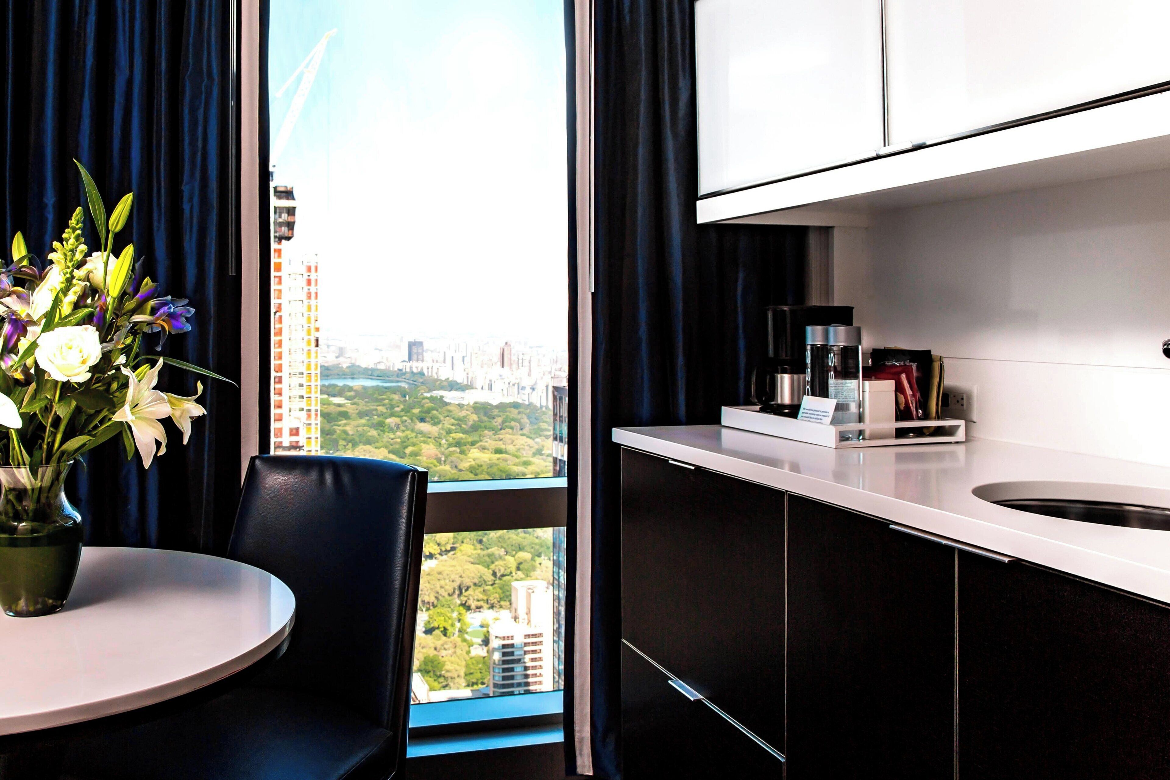 Studio, 2 dobbeltsenger, parkutsikt (Mobility Accessible, Tub) | Safe på rommet, skrivebord, lydisolert og strykejern/-brett