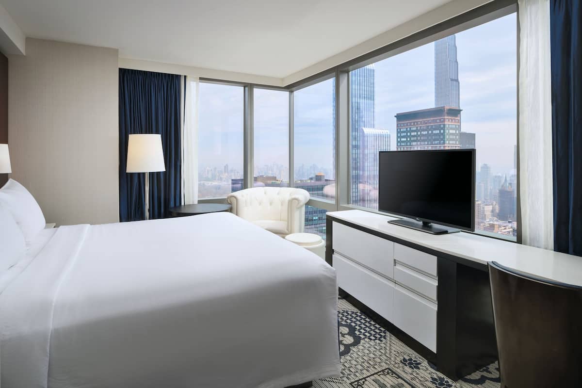 Studio, 1 King Bed, Park View | In-room safe, desk, soundproofing, iron/ironing board
