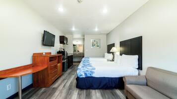 2 Queen Beds, Kitchenette with Sofa Sleeper, Non-Smoking | Premium bedding, pillowtop beds, iron/ironing board, free WiFi