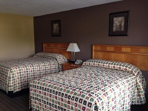 Desk, iron/ironing board, free WiFi, bed sheets - Country Inn Motel Vivian (Vivian)