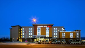 A modern hotel with a flat roof, multiple windows, and a sign indicating it is a Marriott SpringHill Suites. - Springhill Suites by Marriott Bellingham (Bellingham)