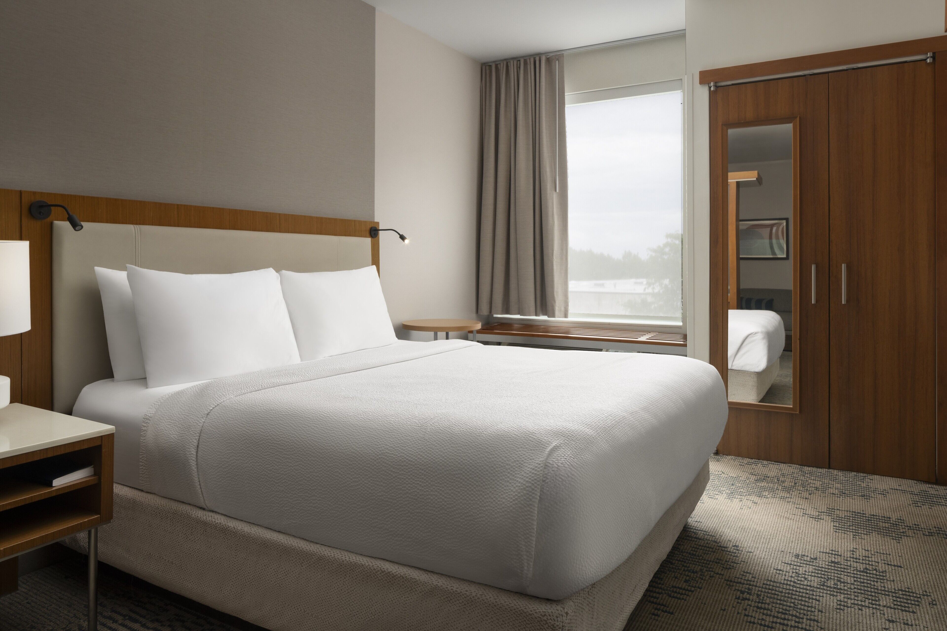 Escritorio y espacio para trabajar con laptop 