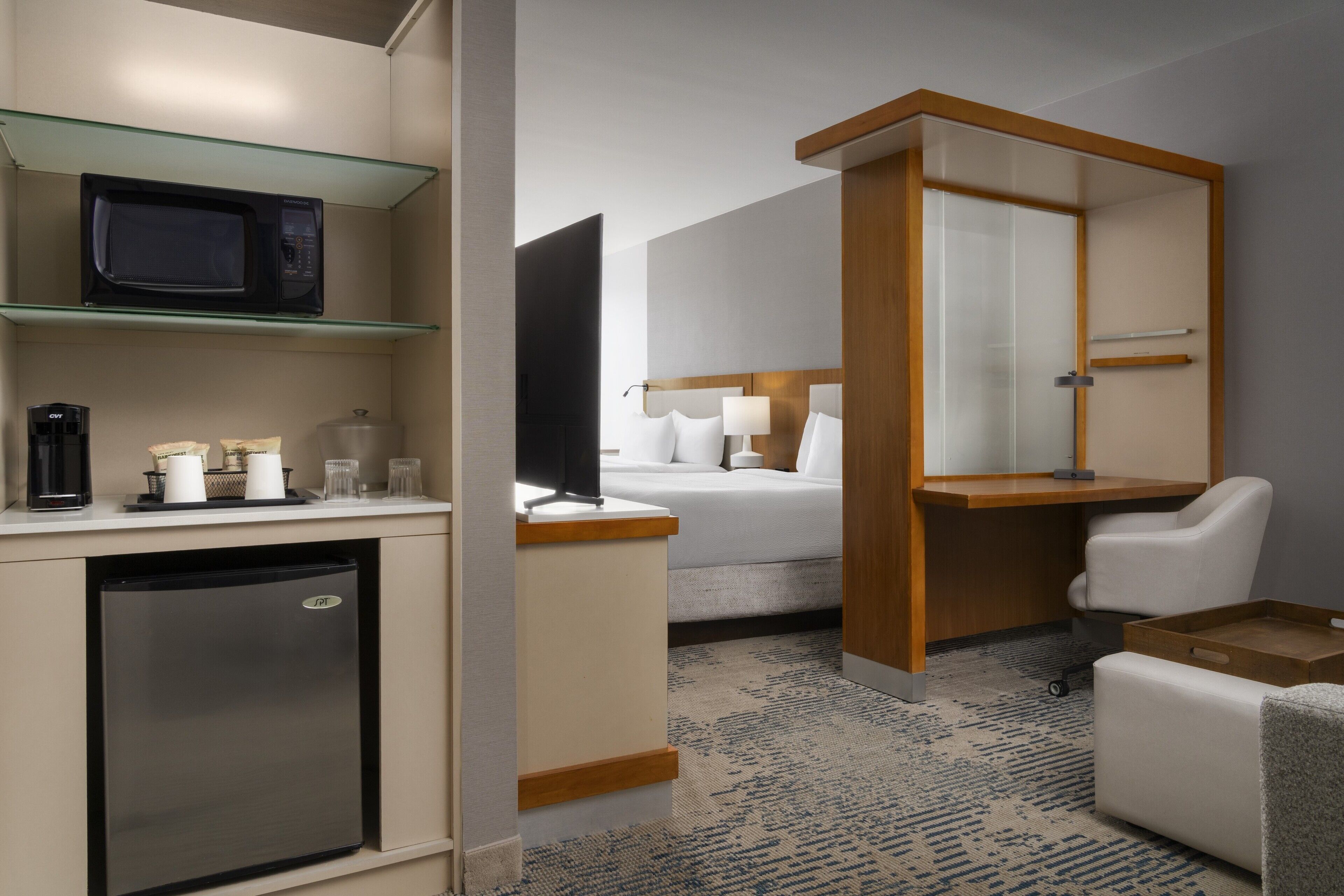 Schreibtisch, laptopgeeigneter Arbeitsplatz, Bügeleisen/Bügelbrett