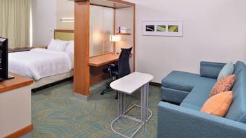 Una scrivania, postazione laptop, ferro/asse da stiro