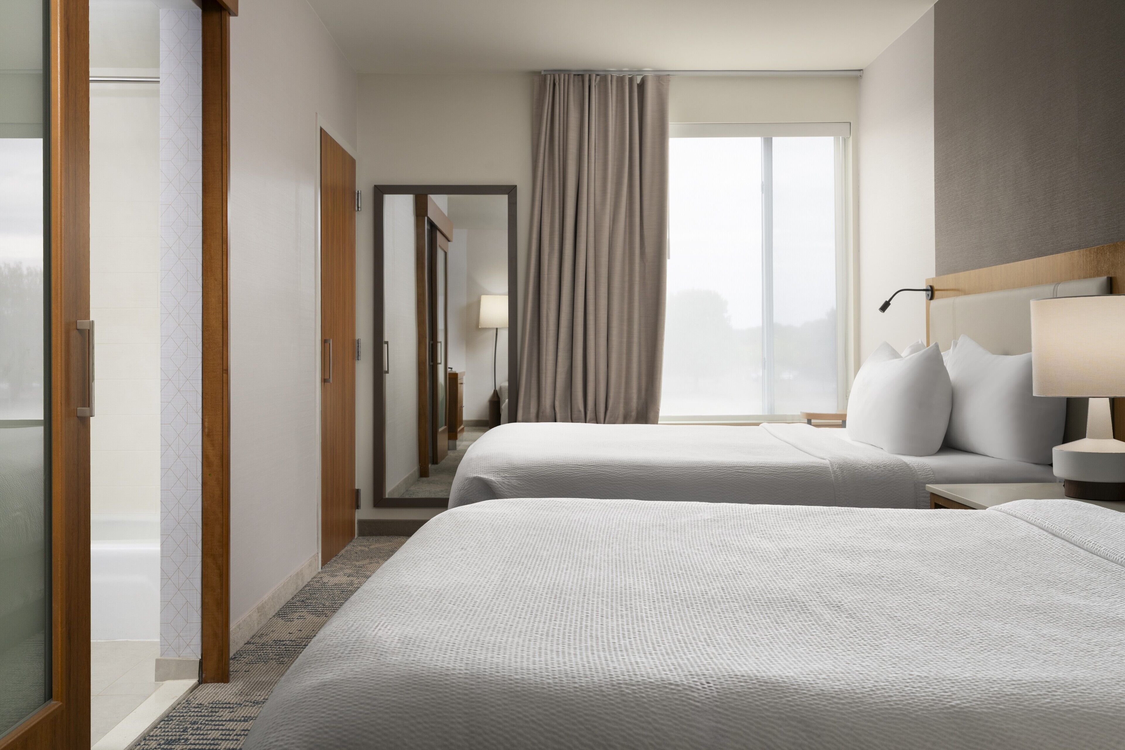 Escritorio y espacio para trabajar con laptop 