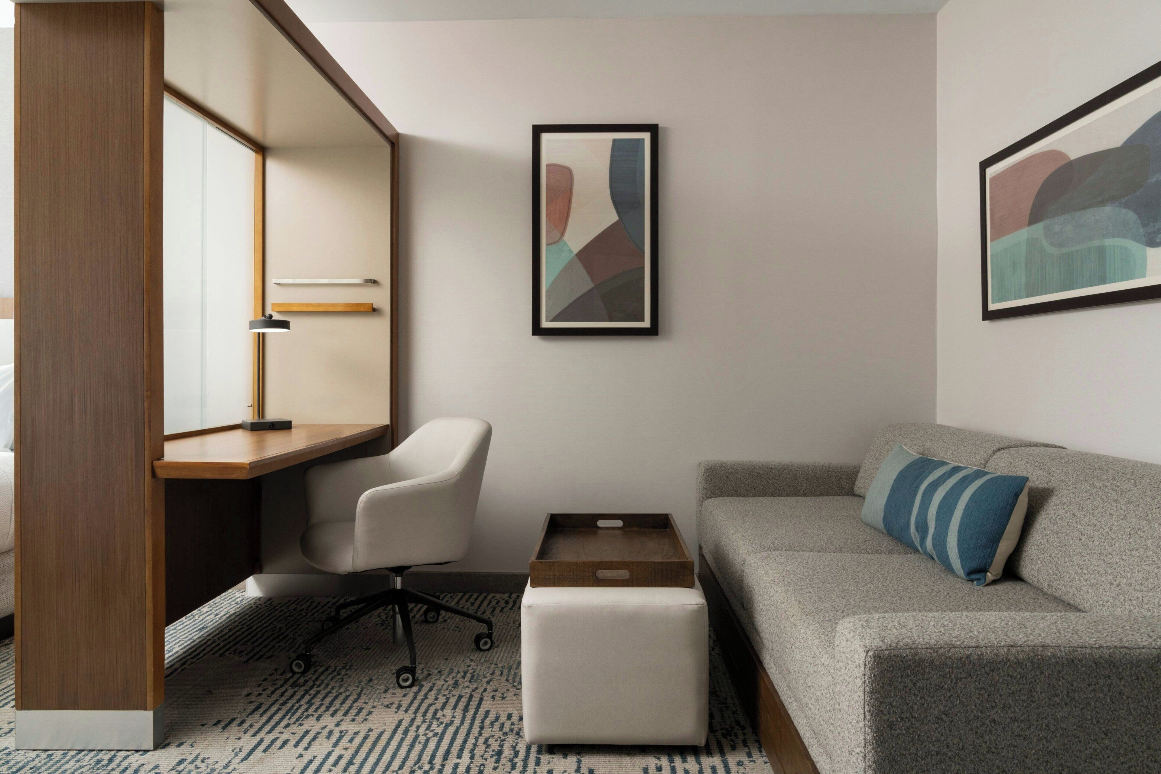 Een bureau, een laptopwerkplek, een strijkplank/strijkijzer