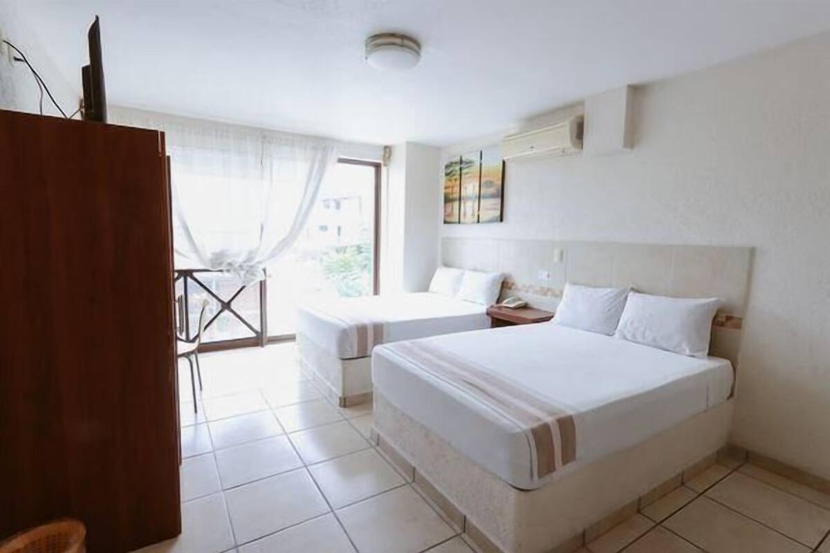 Caja fuerte, tabla de planchar con plancha, wifi gratis y ropa de cama