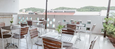Habitación triple básica | Terraza o patio