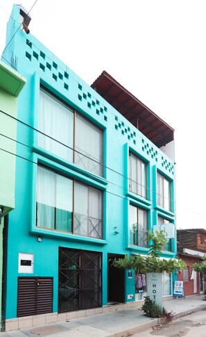 Vista frontal de la propiedad