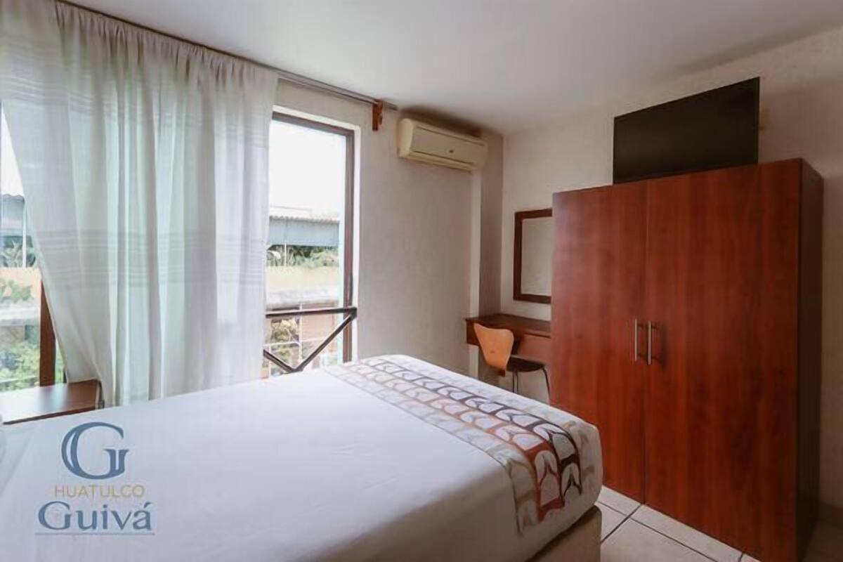 Caja fuerte, tabla de planchar con plancha, wifi gratis y ropa de cama
