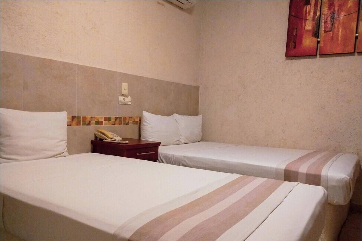 Caja fuerte, tabla de planchar con plancha, wifi gratis y ropa de cama
