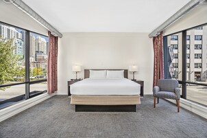 套房, 1 張特大雙人床及 1 張梳化床 | 特厚豪華床墊、房內夾萬、獨特裝修、書桌