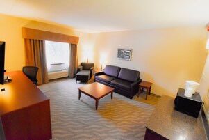 Family Suite | Living area | Flat-screen TV, pay movies