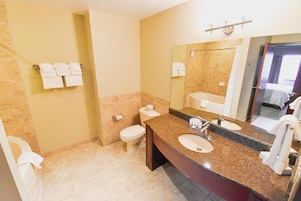 Bañera con ducha, secador de pelo, toallas