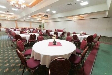 Canad Inns Destination Centre Garden City - Image 33