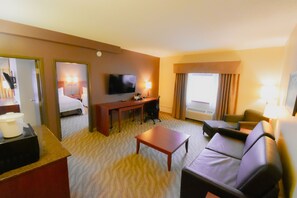 Family Suite | Living area | Flat-screen TV, pay movies - Canad Inns Destination Centre Garden City (Winnipeg)