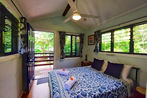 Bungalow, 1 Queen-Bett, Meerblick | 1 Schlafzimmer, kostenloses WLAN, Bettwäsche