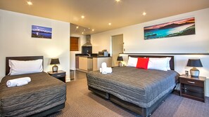 Iron/ironing board, cribs/infant beds, free WiFi, bed sheets - Autoline Motel (Queenstown)