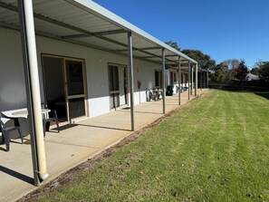 Basic Queen | Desk, blackout drapes, iron/ironing board, free cribs/infant beds - Kingsley Motel & Restaurant (Manjimup)