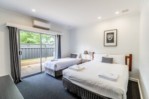 办公桌、遮光窗帘、熨斗/熨衣板、免费婴儿床