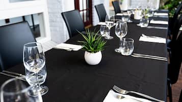 Breakfast, lunch, dinner served; alfresco dining