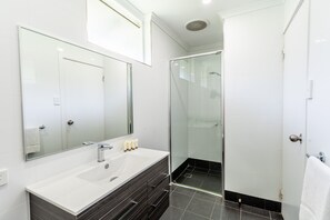 Quarto luxo, 1 cama Queen | Banheiro | Chuveiro, toalhas de banho