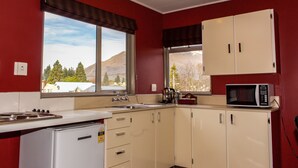 Apartment, 1 Bedroom (Mountain View) | Private kitchen - Amber Lodge Motel (Queenstown)