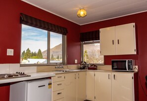Apartment, 1 Bedroom (Mountain View) | Private kitchen | Electric kettle, toaster - Amber Lodge Motel (Queenstown)