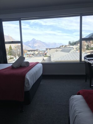 Studio (Lake Facing) | Iron/ironing board, WiFi (free), bed sheets - Amber Lodge Motel (Queenstown)