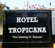 Señal del Hotel Tropicana con el lema: 'Su puerta de entrada a Bahrain'.