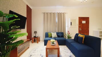 Villa Deluxe, 1 habitación | Zona de estar | Smart TV de 50 pulgadas con canales por satélite