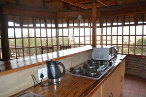 Ouhout Chalet | Private kitchenette | Fridge, microwave, stovetop, electric kettle