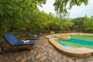 Piscine extérieure, chaises longues