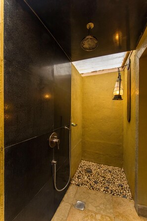 Shower, free toiletries, hair dryer, bathrobes - The Windflower Jungle Resorts and Spa (Gundlupet)