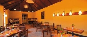 Frukost och lunch serveras, njut av de goda smakerna från indiska köket.