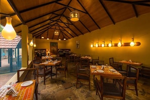 Se sirven desayunos, comidas, cenas y cocina india