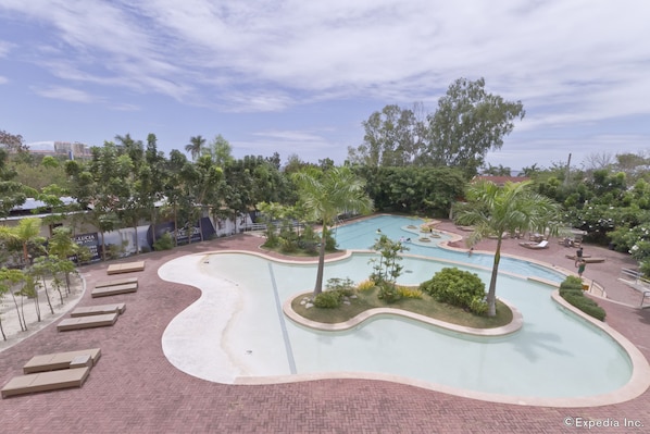 Piscine extérieure, chaises longues