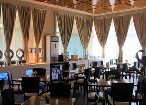 朝食 (コンチネンタル ブレックファスト)、毎日提供 (1 名様 488 PHP)