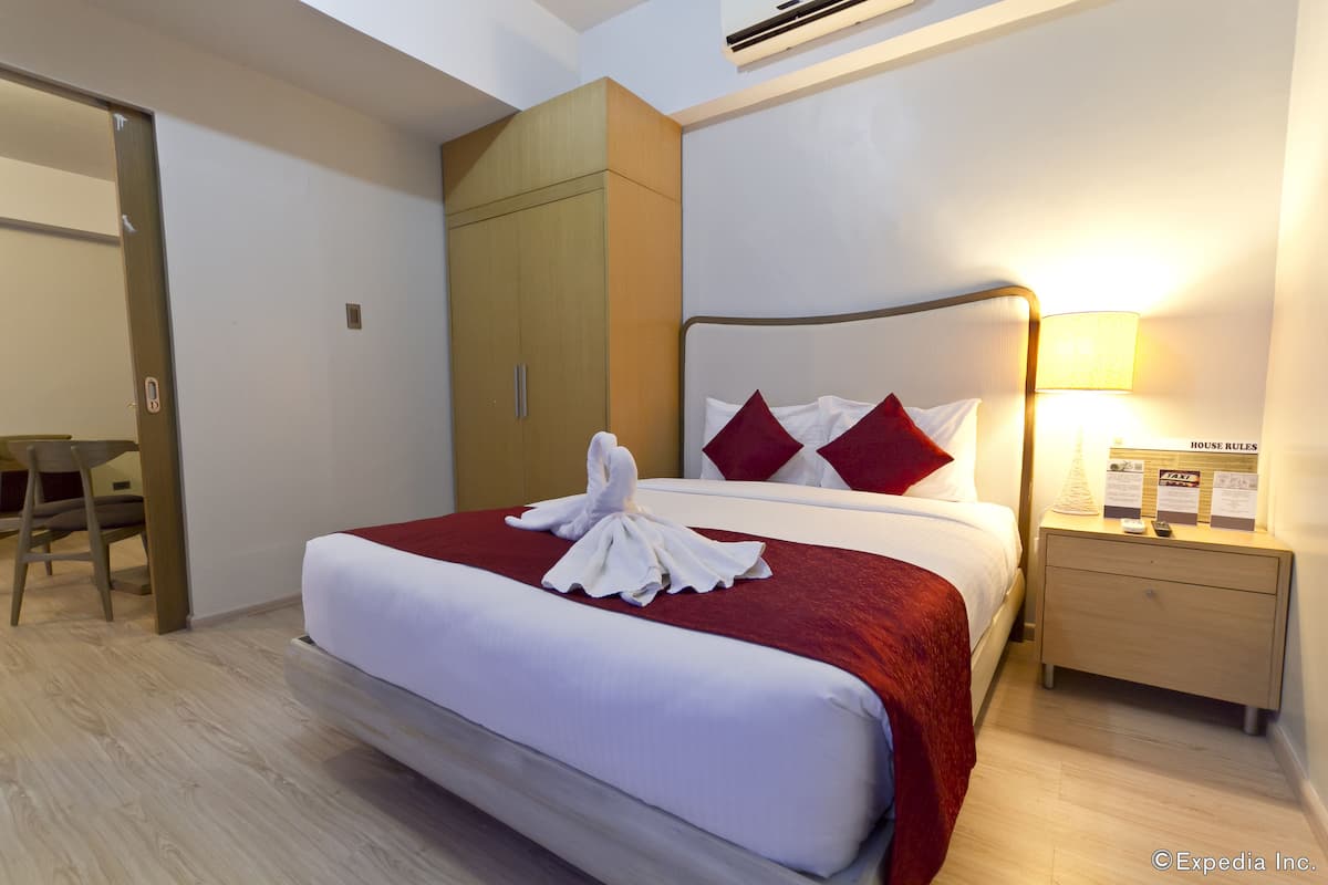 Suite, 1 Bedroom | Minibar, in-room safe