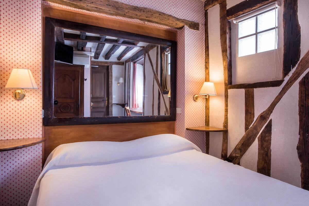 In-room safe, soundproofing, free WiFi, bed sheets