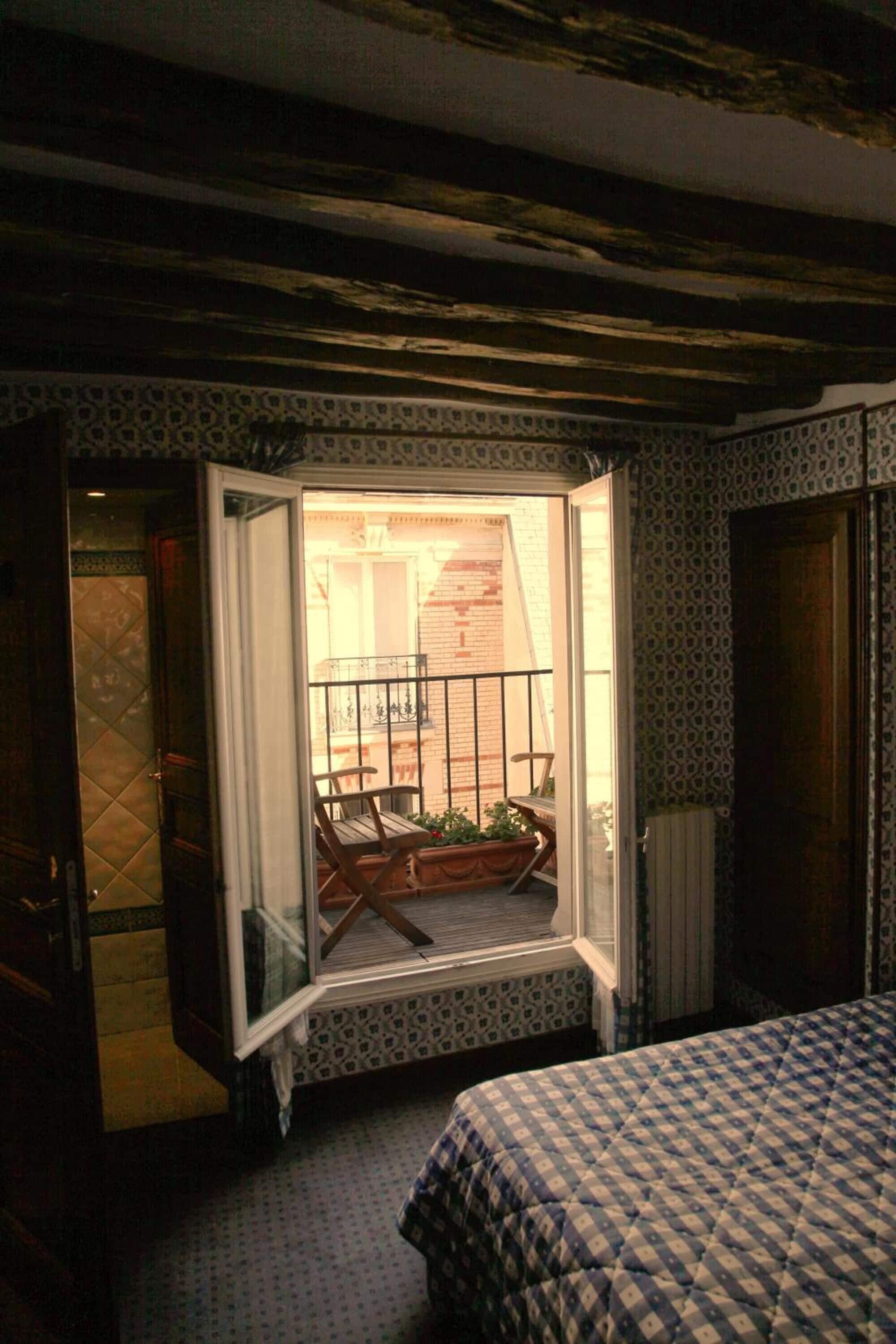 In-room safe, soundproofing, free WiFi, bed sheets